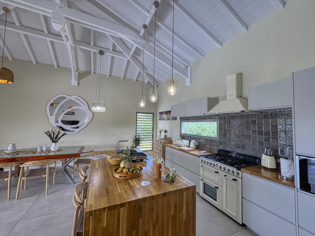 21.Location villa piscine Gosier Guadeloupe_Salon Cuisine
